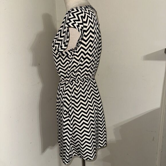Pink Republic Chevron Print Design Black Ivory Mini Dress Pockets Sz Small EUC - Picture 8 of 13